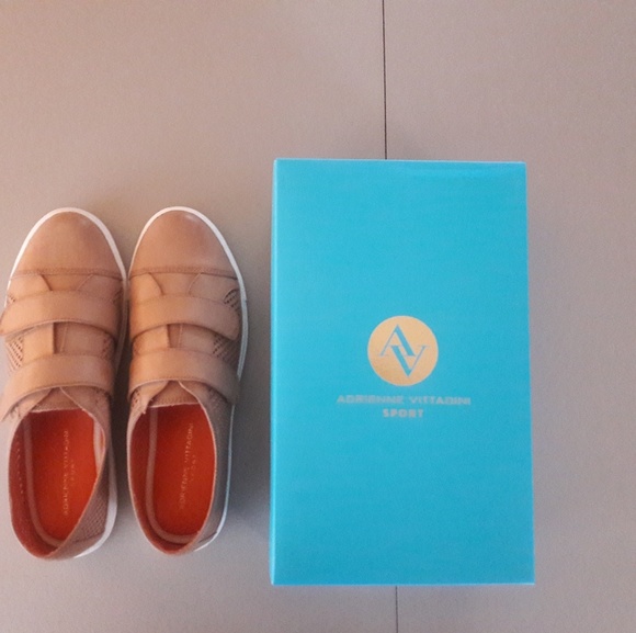 Adrienne Vittadini Shoes - Adrienne Vittadini Dulls Perforated Sneaker Sz 9.5